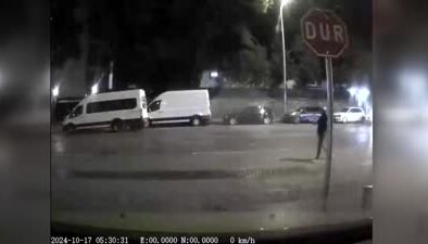 İzmir’de müşteri bekleyen taksiyi kaçıran şizofren, trafiği tehlikeye attı