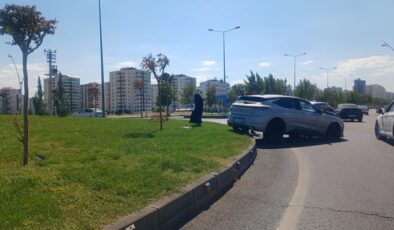 Diyarbakır’da Kavşakta Kaza: Araç Refüje Çıktı