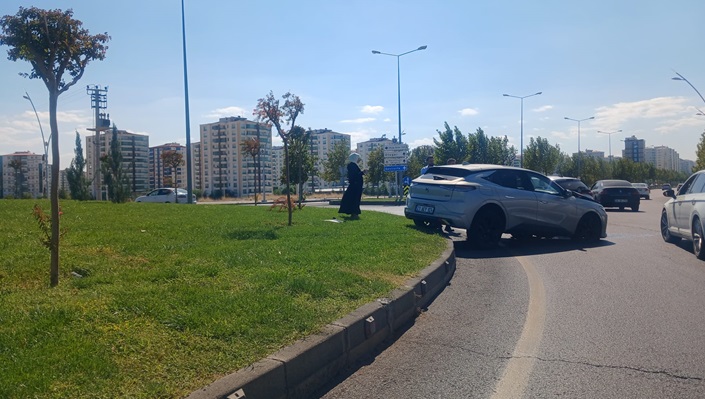 Diyarbakır’da Kavşakta Kaza: Araç Refüje Çıktı