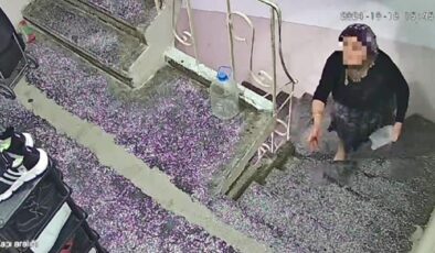 Gürültü yaptıkları iddiasıyla komşunun kapısını çöplüğe çevirdi