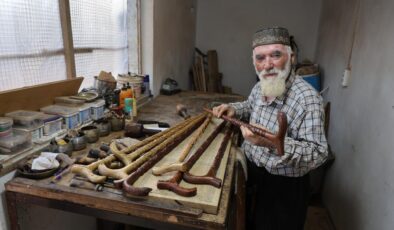 50 yıllık baston ustası kartal başlı bastonlar üretiyor