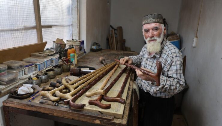 50 yıllık baston ustası kartal başlı bastonlar üretiyor