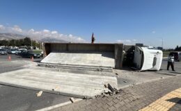 Kahramanmaraş’ta beton blok taşıyan tır devrildi, facia ucuz atlatıldı