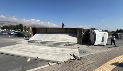 Kahramanmaraş’ta beton blok taşıyan tır devrildi, facia ucuz atlatıldı
