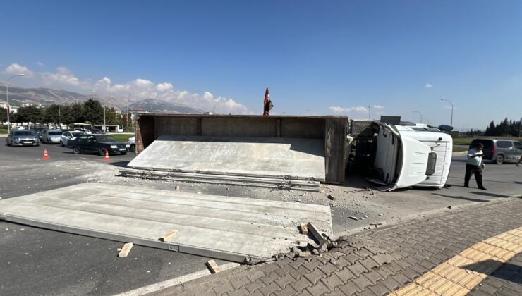 Kahramanmaraş’ta beton blok taşıyan tır devrildi, facia ucuz atlatıldı