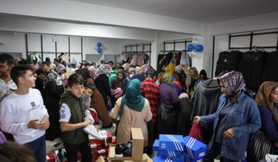Kahramanmaraş’ta giyim mağazası açılışında izdiham yaşandı
