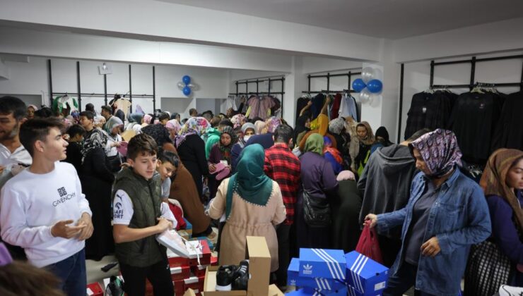Kahramanmaraş’ta giyim mağazası açılışında izdiham yaşandı