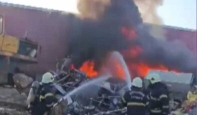 Kahramanmaraş’ta hurdalık yangını kontrol altına alındı