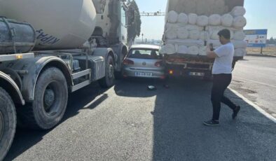 Kahramanmaraş’ta otomobil kamyon ve iş makinası arasında sıkıştı