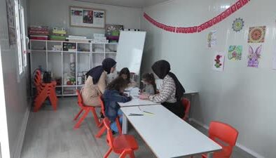 Kanser tedavisi gören çocuklar hastane bahçesindeki konteyner derslikte eğitim alıyor