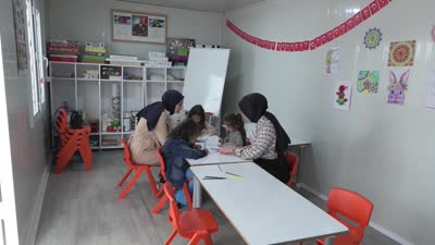 Kanser tedavisi gören çocuklar hastane bahçesindeki konteyner derslikte eğitim alıyor