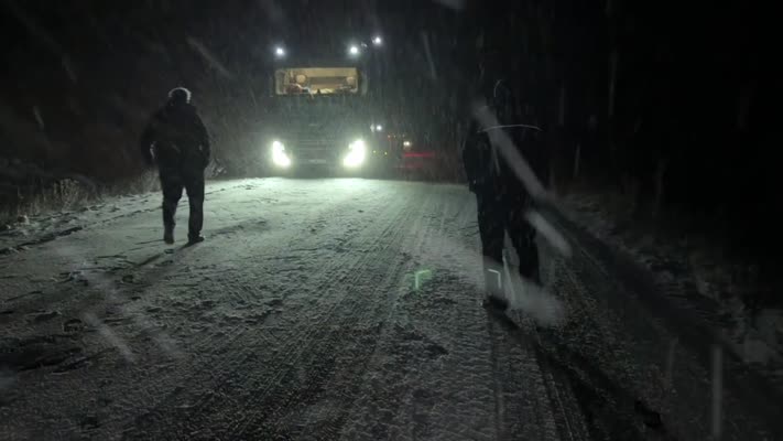Kar ve buzlanma nedeniyle tırlar yolda kaldı
