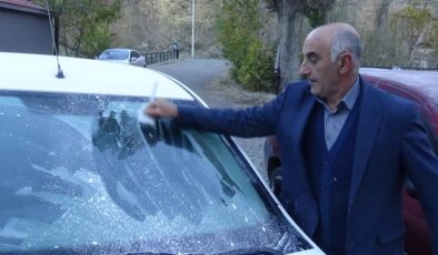 Kars’ta eksi 6 derece, araçların camları buz tuttu