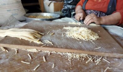 Kışın sofralara lezzet katacak erişteler kesilmeye başlandı