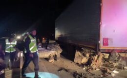 Lastiği patlayan tıra çarpan otomobilin sürücüsü hayatını kaybetti