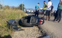 Otomobille çarpışan elektrikli motosikletteki çocuk öldü