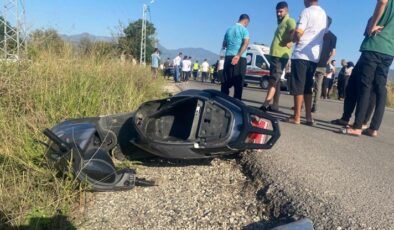 Otomobille çarpışan elektrikli motosikletteki çocuk öldü