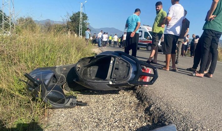 Otomobille çarpışan elektrikli motosikletteki çocuk öldü