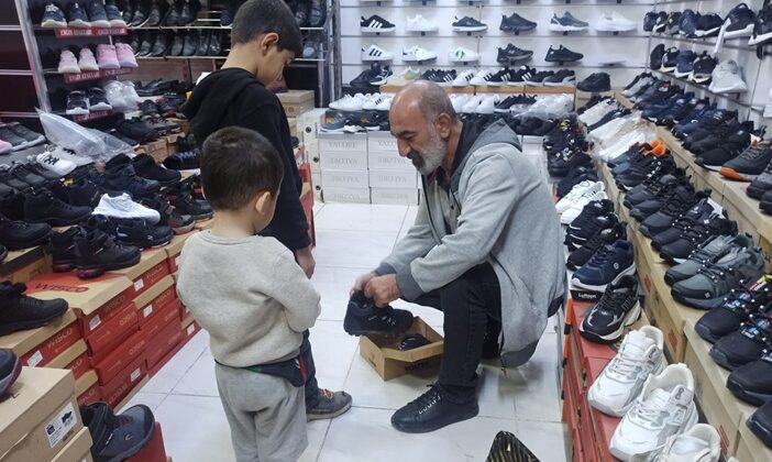 Diyarbakır’da Muhtar  Çocuklar Üşümesin Diye Ayakkabı Dağıttı!