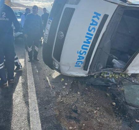 Malatya’da minibüs devrildi: 17 yaralı