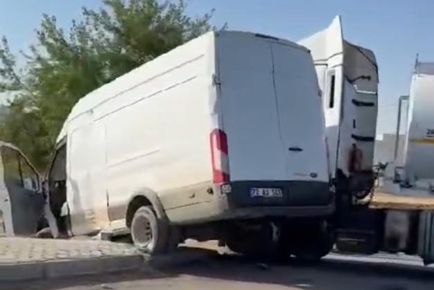 Mardin’de tır ve minibüs çarpıştı