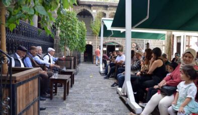 Mehmed Uzun anısına söyleşi ve dengbêj dinletisi düzenlendi