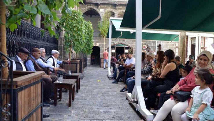 Mehmed Uzun anısına söyleşi ve dengbêj dinletisi düzenlendi