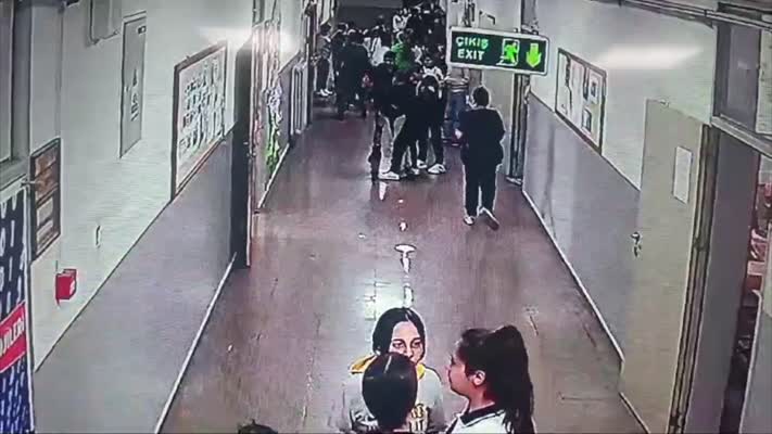 Nefes borusuna elma parçası kaçan öğrenciyi, arkadaşı Heimlich manevrasıyla kurtardı