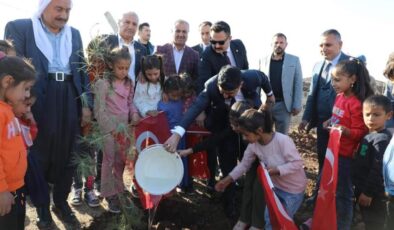 Öğrenciler, kırtasiye hediyesiyle ağaç dikti