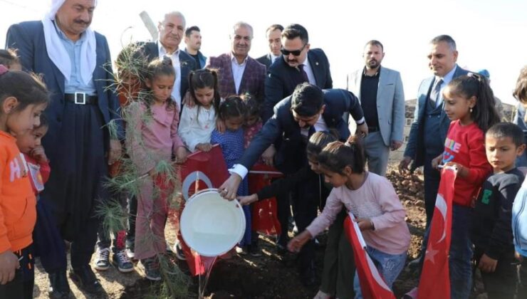 Öğrenciler, kırtasiye hediyesiyle ağaç dikti