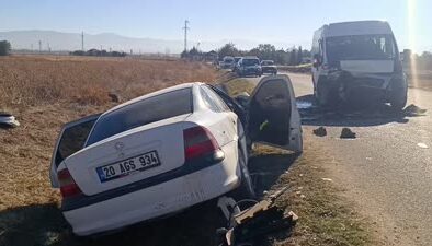 Okul servis minibüsü ile otomobilin çarpıştığı kazada 3 kişi öldü
