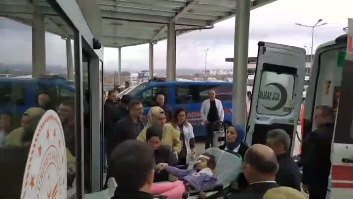 Okul servisi devrildi, 7’si öğrenci 9 kişi yaralandı
