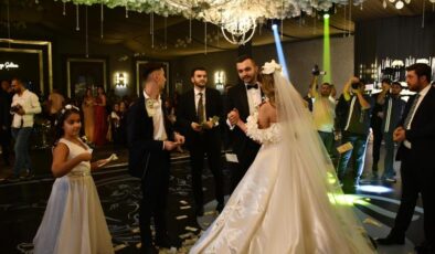 Aşiretin düğününde paralar havada uçuştu