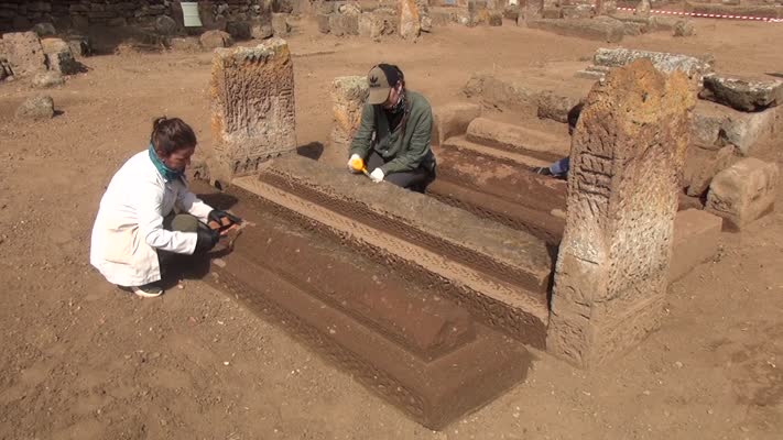 Selçuklu Meydan Mezarlığı’nda 6 yeni sanduka mezar bulundu