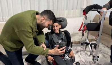 Serebral Palsi hastası çocuk, özel ayakta durma aracına kavuştu
