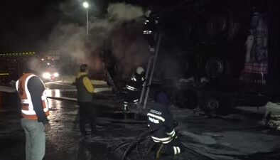 Seyir halindeki dorse yüklü tır kullanılamaz hale geldi