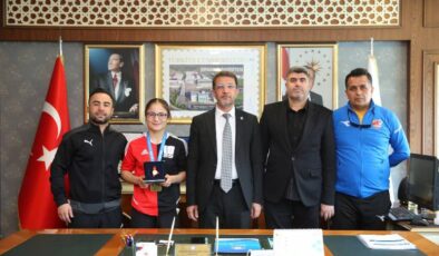 Şırnak Üniversitesi Rektörü Alkış, Avrupa Şampiyonu Yalgettekin’i ödüllendirdi