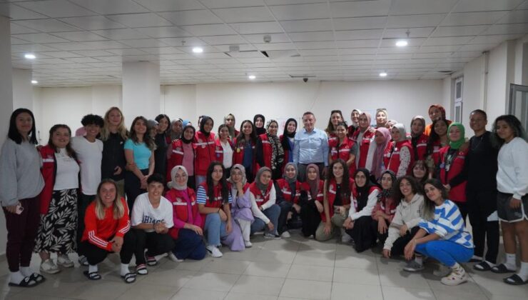 Şırnak’ta gönüllüler, Gençlik ve Spor Bakanlığı projesiyle gönül köprüsü kurdu
