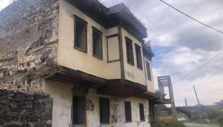Tarihi konak sahipsizlikten yıkılıyor