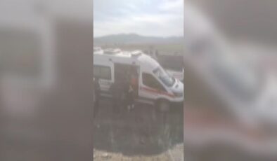 Traktörle kamyonetin çarpıştığı kazada 3 kişi yaralandı