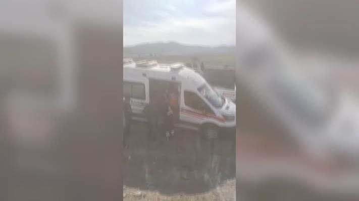 Traktörle kamyonetin çarpıştığı kazada 3 kişi yaralandı