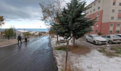 Van’da dolu yağışı şehri beyaza bürüdü