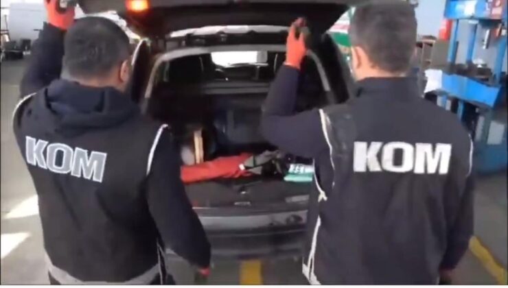 Van’da lüks araçta 290 kaçak cep telefonu yakalandı