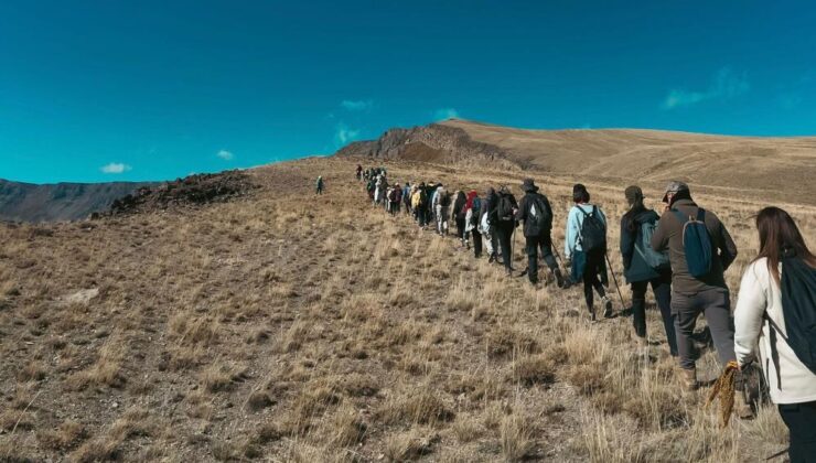 Vanlı dağcılar Nemrut Krater Gölü’nde buluştu