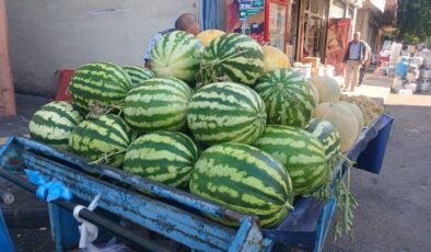Mevsimin son karpuzları tezgahlarda