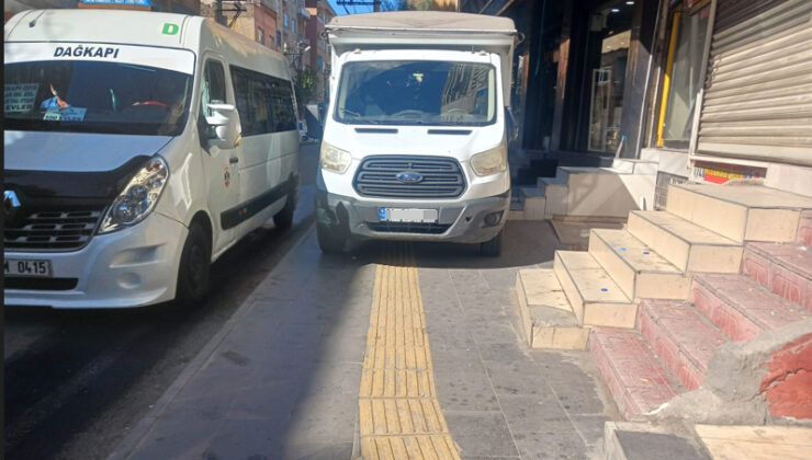 Ne kaldırım dinliyorlar, ne engelli yolu