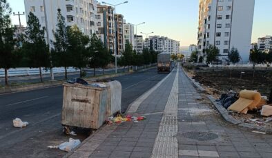 Geç saatlerde toplanan çöpler kirliliğe ve kokuya neden oluyor