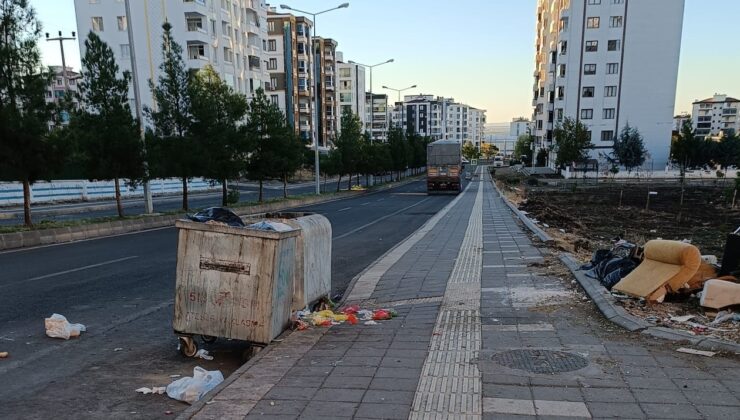 Geç saatlerde toplanan çöpler kirliliğe ve kokuya neden oluyor