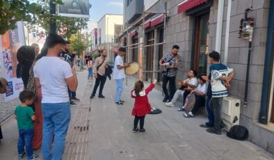 Tarihi Sur’da sokak sanatçıları büyüledi