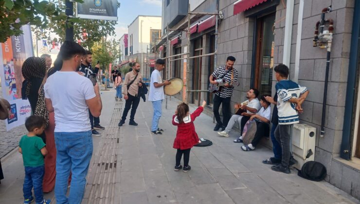 Tarihi Sur’da sokak sanatçıları büyüledi
